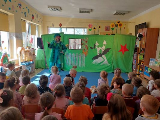 Grafika #27: 21.04.2022 Przedstawienie teatralne pt." Czarodziejska łąka" w wykonaniu Teatru Rozmaitości z Gdańska