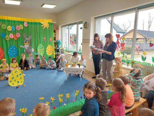 Grafika #1: 13.04.2022 Przedstawienie teatralne pt."Wielkanoc z kurką i zającem"