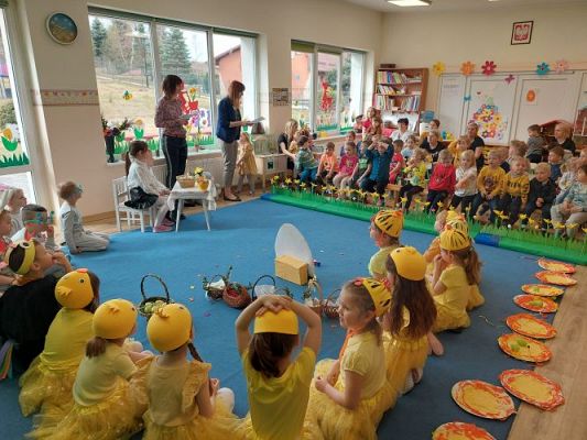 Grafika #3: 13.04.2022 Przedstawienie teatralne pt."Wielkanoc z kurką i zającem"