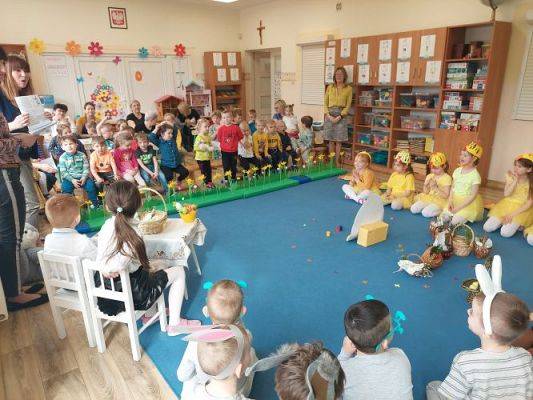Grafika #4: 13.04.2022 Przedstawienie teatralne pt."Wielkanoc z kurką i zającem"