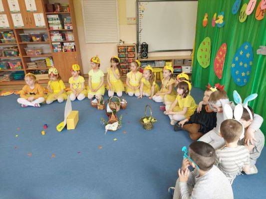 Grafika #5: 13.04.2022 Przedstawienie teatralne pt."Wielkanoc z kurką i zającem"