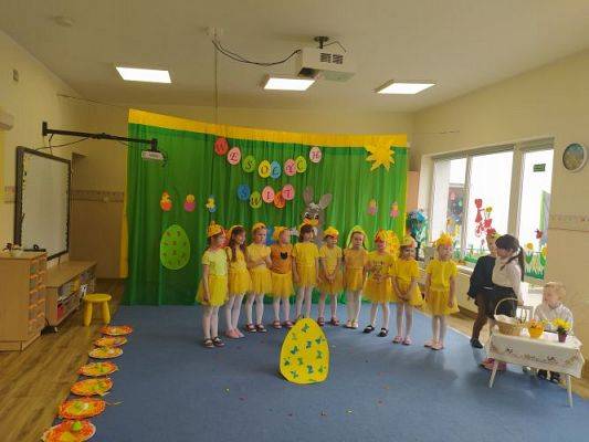 Grafika #6: 13.04.2022 Przedstawienie teatralne pt."Wielkanoc z kurką i zającem"