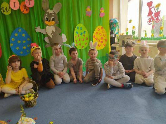 Grafika #8: 13.04.2022 Przedstawienie teatralne pt."Wielkanoc z kurką i zającem"