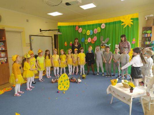 Grafika #9: 13.04.2022 Przedstawienie teatralne pt."Wielkanoc z kurką i zającem"