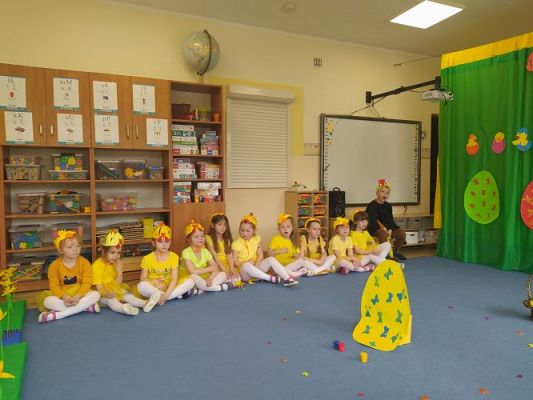 Grafika #10: 13.04.2022 Przedstawienie teatralne pt."Wielkanoc z kurką i zającem"