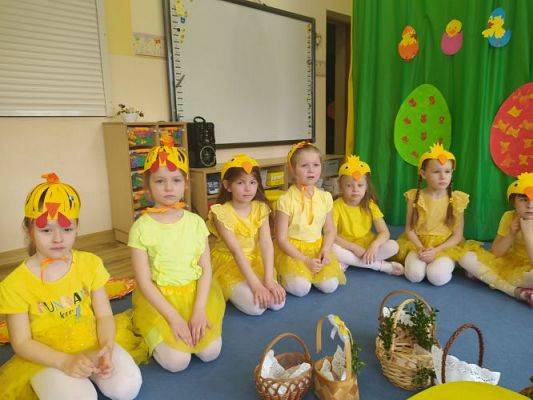 Grafika #11: 13.04.2022 Przedstawienie teatralne pt."Wielkanoc z kurką i zającem"