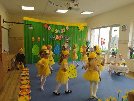 Grafika #12: 13.04.2022 Przedstawienie teatralne pt."Wielkanoc z kurką i zającem"