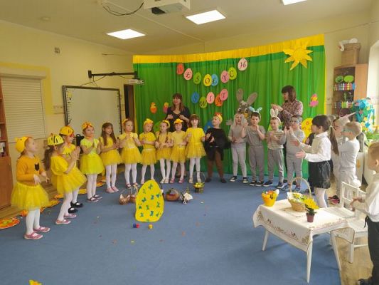 Grafika #14: 13.04.2022 Przedstawienie teatralne pt."Wielkanoc z kurką i zającem"