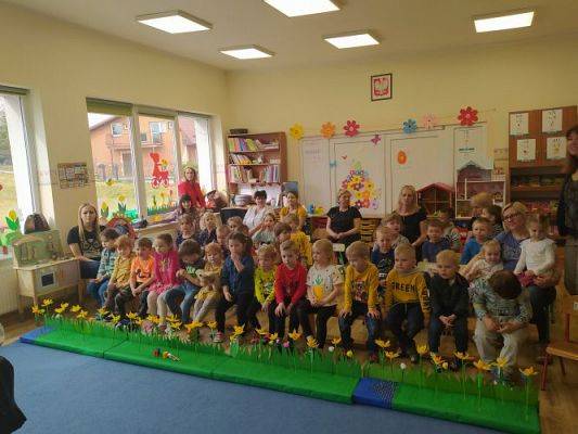 Grafika #17: 13.04.2022 Przedstawienie teatralne pt."Wielkanoc z kurką i zającem"