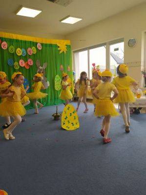 Grafika #18: 13.04.2022 Przedstawienie teatralne pt."Wielkanoc z kurką i zającem"