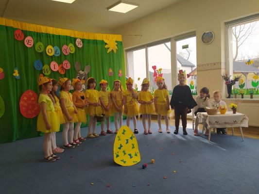 Grafika #19: 13.04.2022 Przedstawienie teatralne pt."Wielkanoc z kurką i zającem"