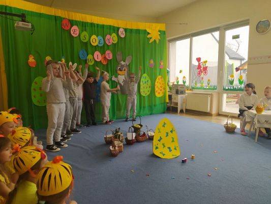 Grafika #25: 13.04.2022 Przedstawienie teatralne pt."Wielkanoc z kurką i zającem"