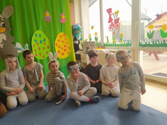 Grafika #32: 13.04.2022 Przedstawienie teatralne pt."Wielkanoc z kurką i zającem"