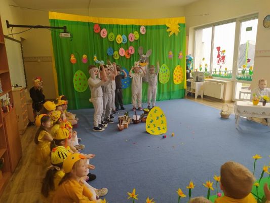 Grafika #33: 13.04.2022 Przedstawienie teatralne pt."Wielkanoc z kurką i zającem"