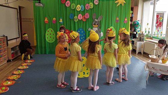 Grafika #40: 13.04.2022 Przedstawienie teatralne pt."Wielkanoc z kurką i zającem"