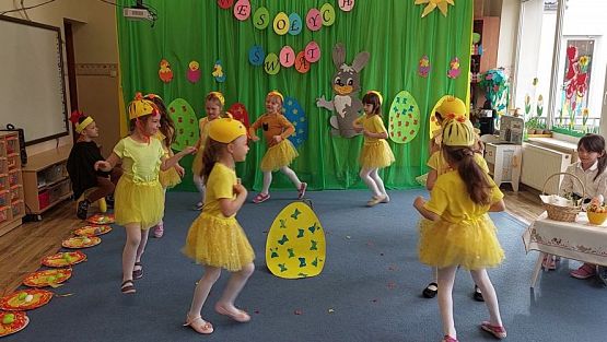 Grafika #41: 13.04.2022 Przedstawienie teatralne pt."Wielkanoc z kurką i zającem"