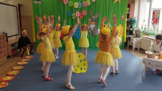 Grafika #42: 13.04.2022 Przedstawienie teatralne pt."Wielkanoc z kurką i zającem"