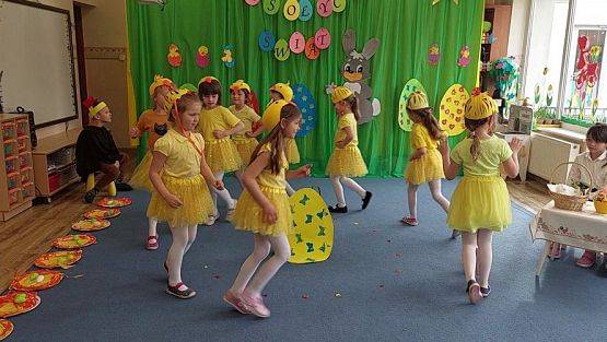 Grafika #43: 13.04.2022 Przedstawienie teatralne pt."Wielkanoc z kurką i zającem"