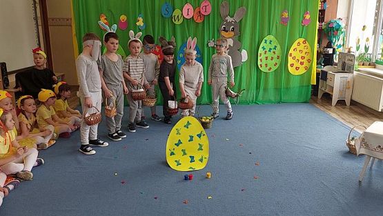 Grafika #52: 13.04.2022 Przedstawienie teatralne pt."Wielkanoc z kurką i zającem"