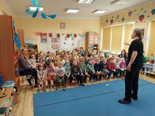 Grafika #0: 24.03.2022 Przedstawienie teatralne "O rycerzu co księżniczkę ratował"