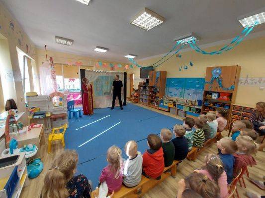 Grafika #8: 24.03.2022 Przedstawienie teatralne "O rycerzu co księżniczkę ratował"