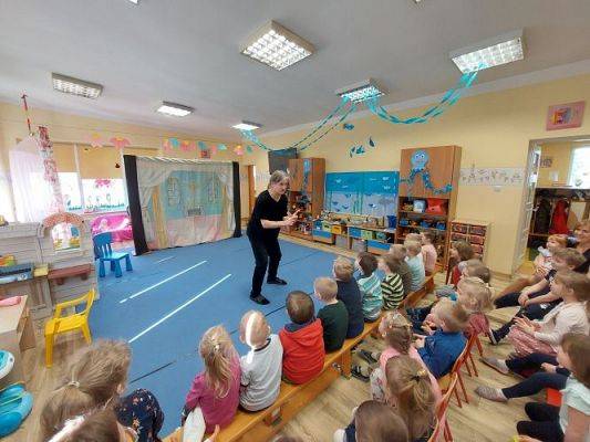 Grafika #10: 24.03.2022 Przedstawienie teatralne "O rycerzu co księżniczkę ratował"