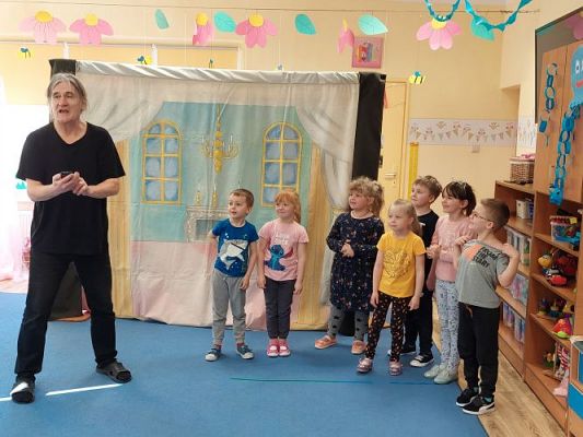 Grafika #11: 24.03.2022 Przedstawienie teatralne "O rycerzu co księżniczkę ratował"