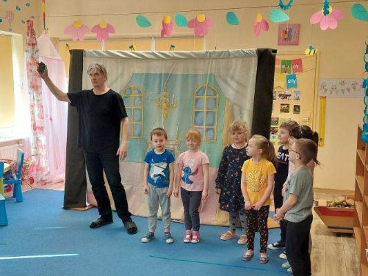 Grafika #12: 24.03.2022 Przedstawienie teatralne "O rycerzu co księżniczkę ratował"