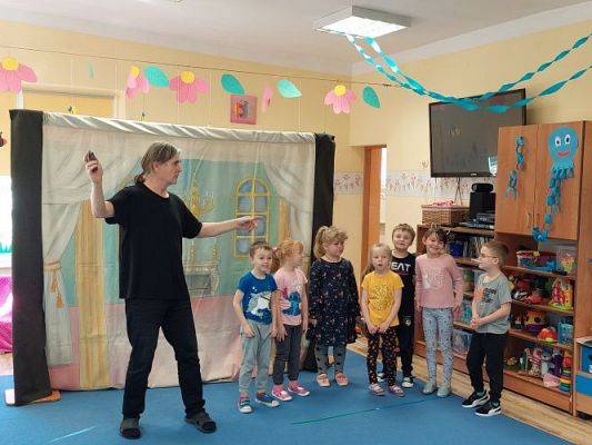 Grafika #13: 24.03.2022 Przedstawienie teatralne "O rycerzu co księżniczkę ratował"