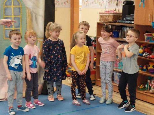 Grafika #14: 24.03.2022 Przedstawienie teatralne "O rycerzu co księżniczkę ratował"