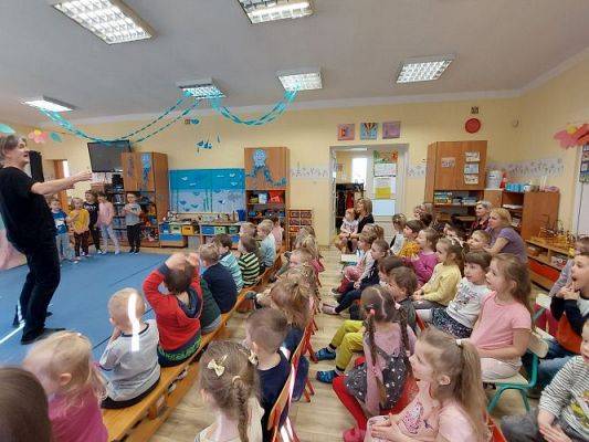 Grafika #15: 24.03.2022 Przedstawienie teatralne "O rycerzu co księżniczkę ratował"