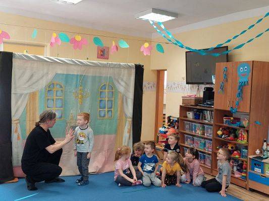 Grafika #16: 24.03.2022 Przedstawienie teatralne "O rycerzu co księżniczkę ratował"