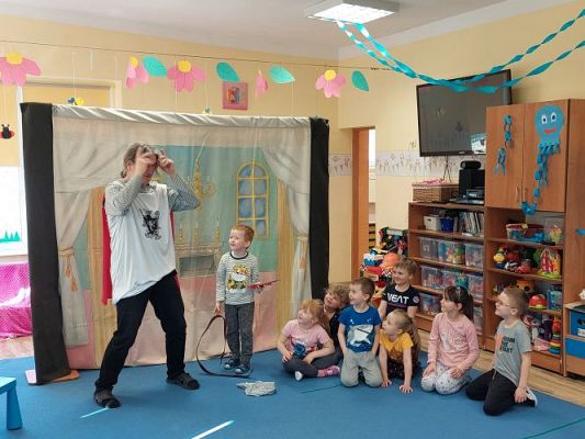 Grafika #18: 24.03.2022 Przedstawienie teatralne "O rycerzu co księżniczkę ratował"