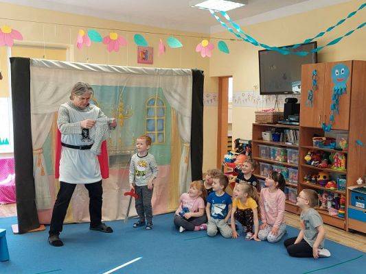 Grafika #19: 24.03.2022 Przedstawienie teatralne "O rycerzu co księżniczkę ratował"