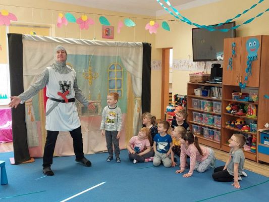 Grafika #21: 24.03.2022 Przedstawienie teatralne "O rycerzu co księżniczkę ratował"