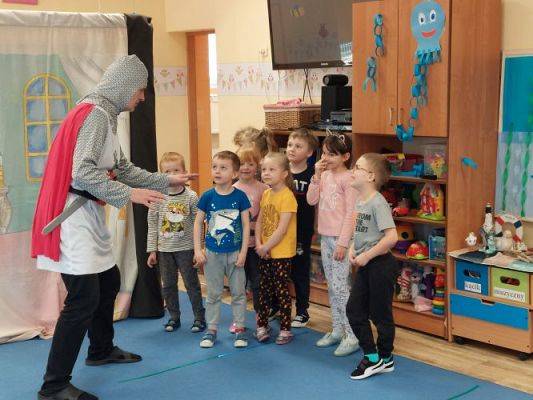 Grafika #22: 24.03.2022 Przedstawienie teatralne "O rycerzu co księżniczkę ratował"