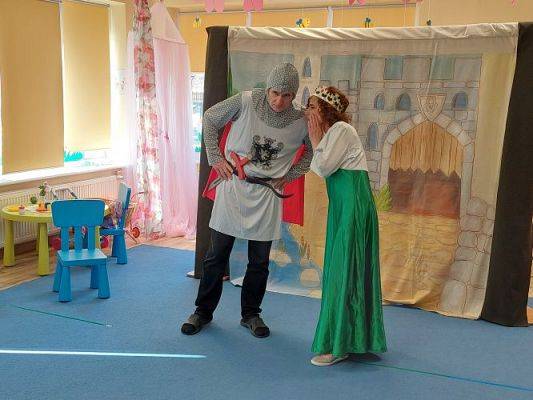 Grafika #28: 24.03.2022 Przedstawienie teatralne "O rycerzu co księżniczkę ratował"