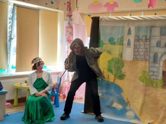 Grafika #32: 24.03.2022 Przedstawienie teatralne "O rycerzu co księżniczkę ratował"