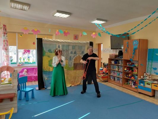 Grafika #37: 24.03.2022 Przedstawienie teatralne "O rycerzu co księżniczkę ratował"