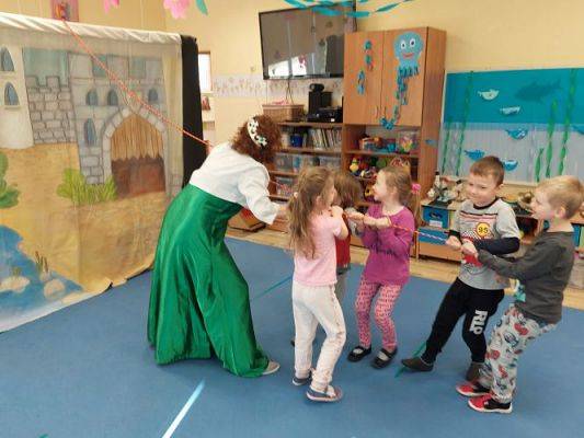 Grafika #40: 24.03.2022 Przedstawienie teatralne "O rycerzu co księżniczkę ratował"