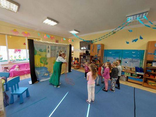 Grafika #41: 24.03.2022 Przedstawienie teatralne "O rycerzu co księżniczkę ratował"