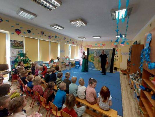 Grafika #43: 24.03.2022 Przedstawienie teatralne "O rycerzu co księżniczkę ratował"