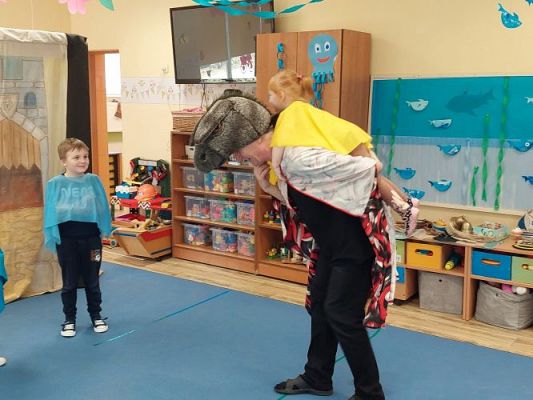 Grafika #54: 24.03.2022 Przedstawienie teatralne "O rycerzu co księżniczkę ratował"