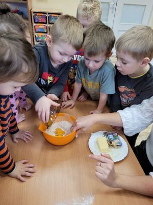 Grafika #1: 25.11.2021 Dzień Misia