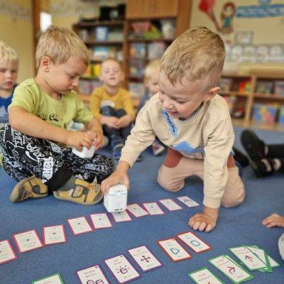 Grafika #0: 11.08.2023 - &quot;Genibot jedzie nad morze&quot; - zabawy z robotem edukacyjnym