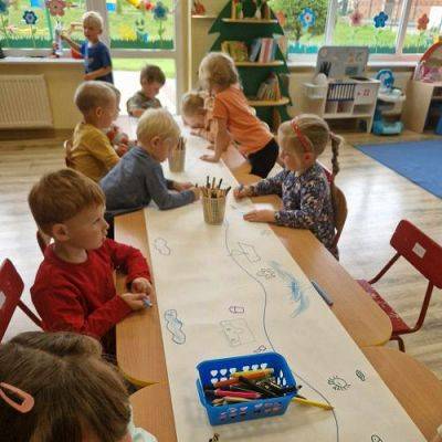 Grafika #7: 11.08.2023 - &quot;Genibot jedzie nad morze&quot; - zabawy z robotem edukacyjnym