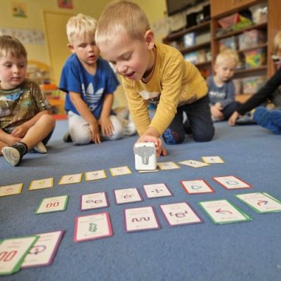 Grafika #18: 11.08.2023 - &quot;Genibot jedzie nad morze&quot; - zabawy z robotem edukacyjnym