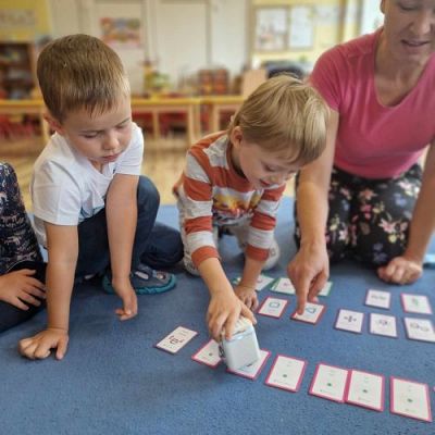 Grafika #19: 11.08.2023 - &quot;Genibot jedzie nad morze&quot; - zabawy z robotem edukacyjnym