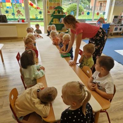 Grafika #22: 11.08.2023 - &quot;Genibot jedzie nad morze&quot; - zabawy z robotem edukacyjnym