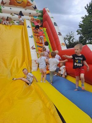 Grafika #18: 21.06.2023 Powitanie lata - Piknik na stadionie sportowym w Charbrowie